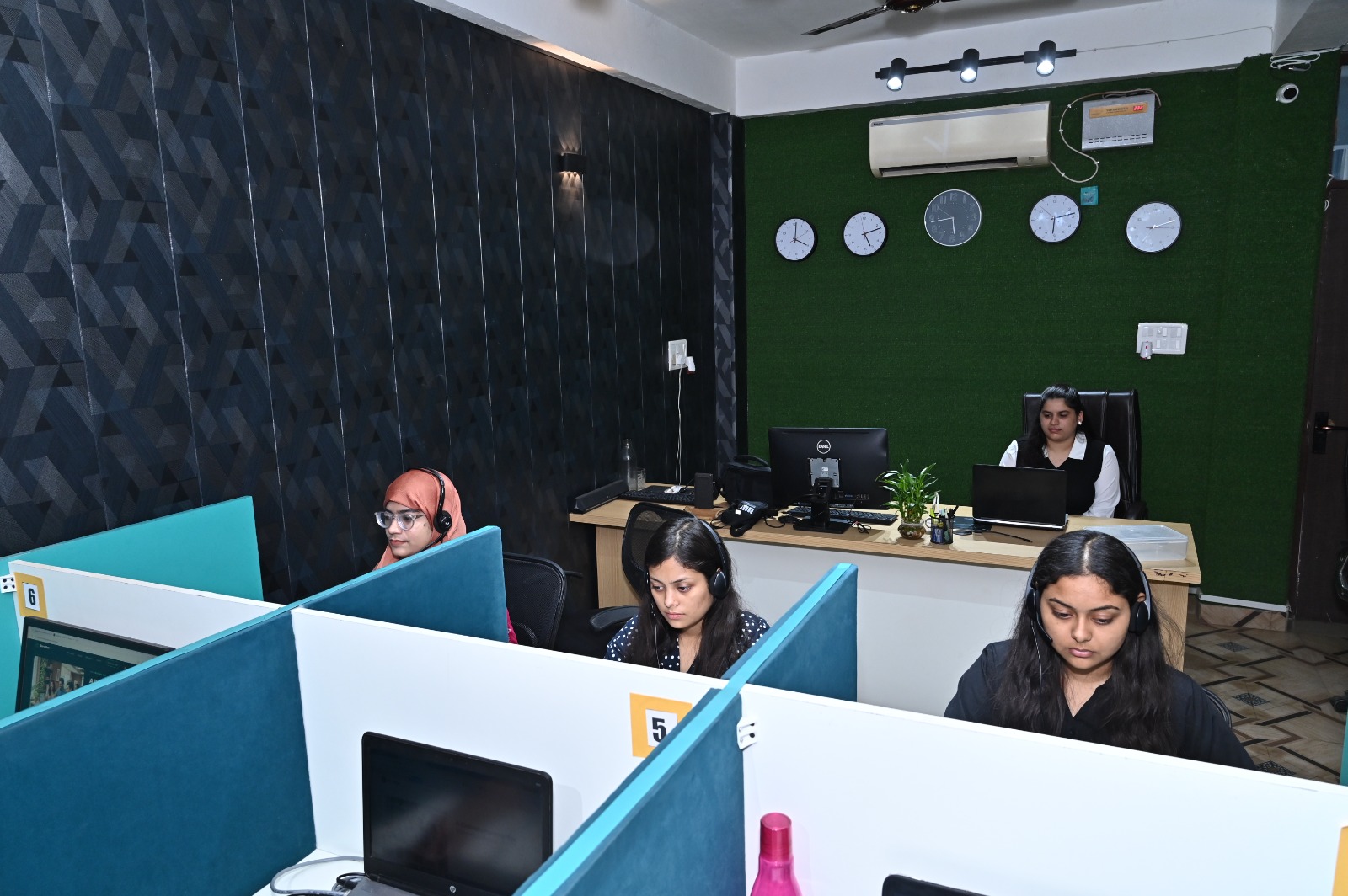 Serviflex BPO operations floor — 24/7 team in action